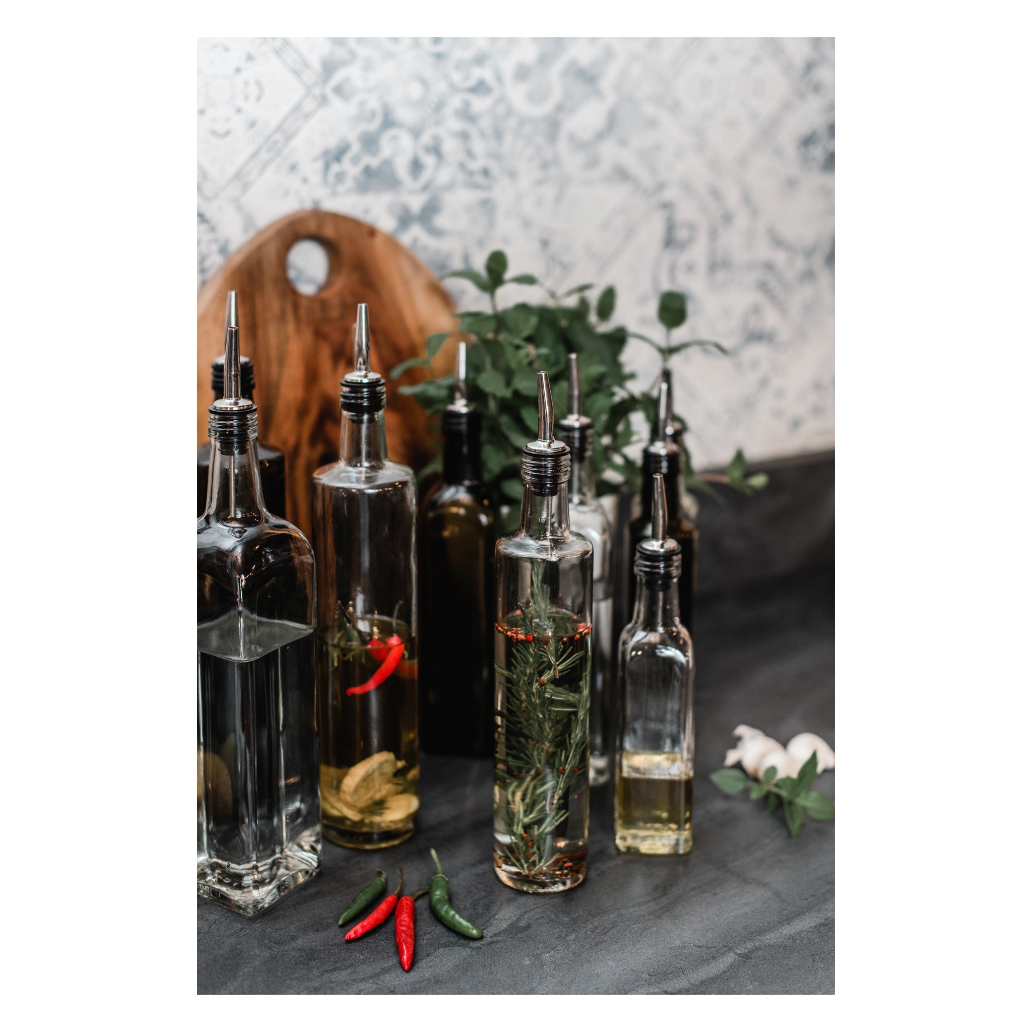 CONSOL ROUND OIL/VINEGAR BOTTLE WITH BLACK LID, 500ML