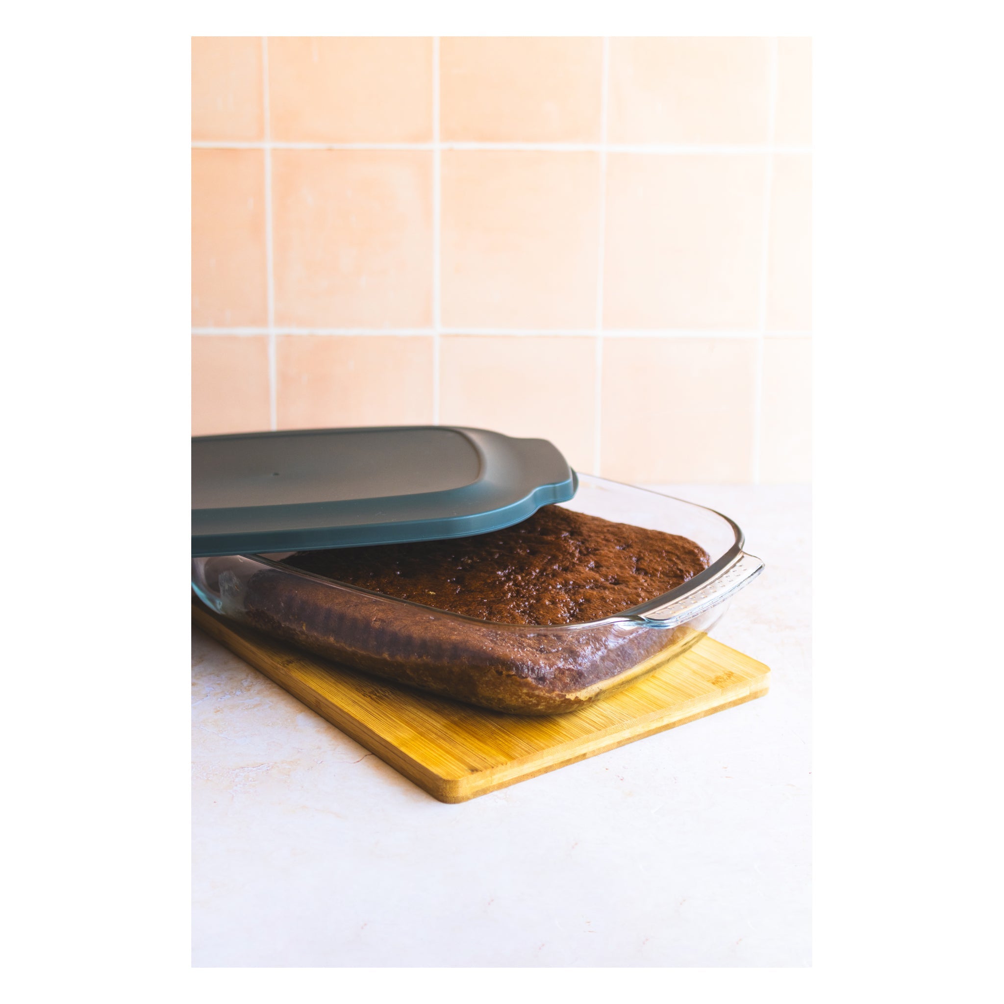 CONSOL VIGO RECTANGULAR GLASS BAKING DISH WITH GREY PLASTIC LID, 3.8L